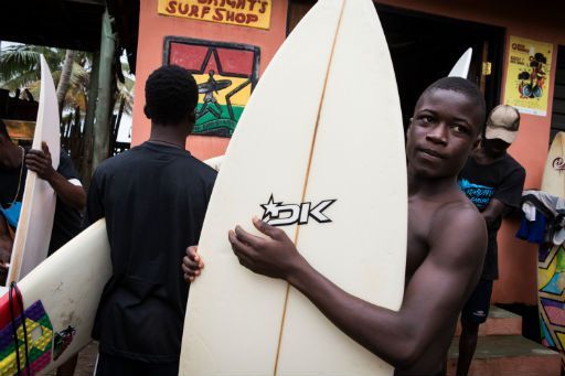 Le surfeur ghanéen Emmanuel Ansah à Kokrobite Beach, au Ghana, le 18 juin 2017. (RUTH MCDOWALL / AFP)