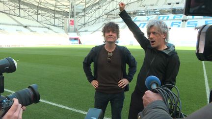 Le chanteur Nicola Sirki (à droite)) et le batteur&nbsp;Ludwig Dahlberg (à gauche) du groupe Indochine au stade Vélodrome&nbsp; (F. Renard / France Télévisions)