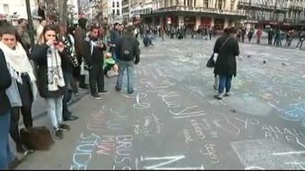 Sur la Grand Place, les Bruxellois déposent fleurs et bougies en hommage aux victimes des attentats de mardi