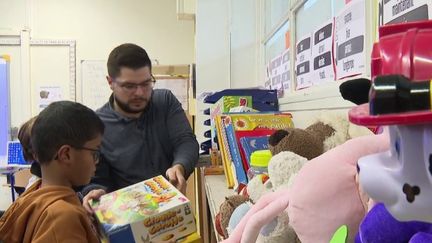 Dans une école d'Argenteuil, dans le Val-d'Oise, les élèves peuvent déposer, dans des boîtes, des jouets qui seront récupérés par les Restos du cœur. On jette en moyenne 100 000 tonnes de jouets par an en France. (FRANCE 2)