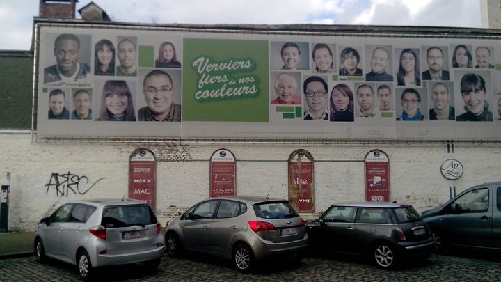 Une affiche placardee en centre-ville proclame "Verviers, fiers de nos couleurs". (MATHIEU DEHLINGER / FRANCETV INFO)