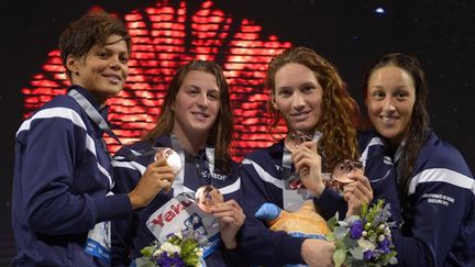 Les filles du relais sur le podium (FABRICE COFFRINI / AFP)