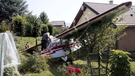 L'avion s'est posé dans le jardin d'une maison d'Annecy-le-Vieux mercredi 1 août.&nbsp; (GREGORY YETCHMENIZA / MAXPPP)