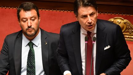 Le Premier ministre italien Giuseppe Conte (à droite) et le ministre de l'Intérieur Matteo Salvini, lors d'un discours solennel au Sénat, le 20 août 2019 à Rome (Italie).&nbsp; (ANDREAS SOLARO / AFP)