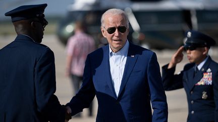 Le président américain, Joe Biden, débarque de son avion Air Force One, le 20 juillet 2022, dans une base du Maryland, après un déplacement dans le Massachusetts. (BRENDAN SMIALOWSKI / AFP)