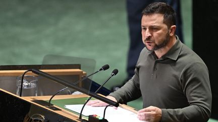 Le président ukrainien Volodymyr Zelensky à la tribune de l'ONU, à New York (Etats-Unis), le 19 septembre 2023. (FATIH AKTAS / ANADOLU AGENCY / AFP)