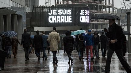 Des membres du Parlement europ&eacute;en marchent pour se rassembler devant un b&acirc;timent afin d'observer une minute de silence, &agrave; Bruxelles (Belgique). (WIKTOR DABKOWSKI / NURPHOTO / AFP)