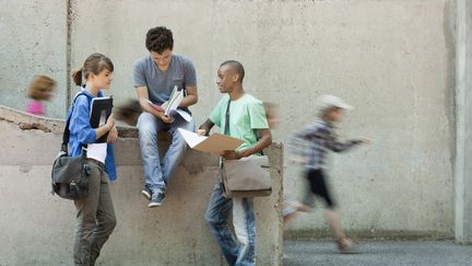 La pétition du TikTokeur Sensei des mots propose de concentrer les matières principales des collégiens et lycéens le matin. (PHOTOALTO/ODILON DIMIER / BRAND X)