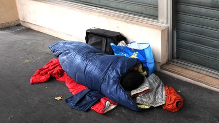 Un sans-abri dormant sur un trottoir de Paris. (ULLSTEIN BILD / ULLSTEIN BILD)