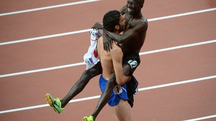 Le Kenyan Ezekiel Kemboi et le Fran&ccedil;ais Mahiedine Mekhissi-Benabbad apr&egrave;s le 3000 m steeple, le 5 ao&ucirc;t aux JO de Londres.&nbsp; (CHRISTOPHE SIMON / AFP)