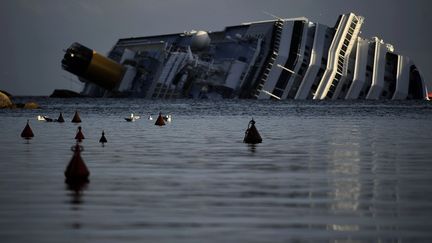 Vue de l'&eacute;pave du Costa Concordia, le 22 janvier 2012, au large du Giglio en Italie.&nbsp; (FILIPPO MONTEFORTE / AFP)