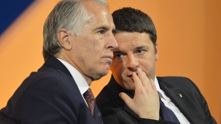 Giovanni Malago (à gauche), président du Comité Olympique Italien, et le premier ministre Matteo Renzi (ANDREAS SOLARO / AFP)