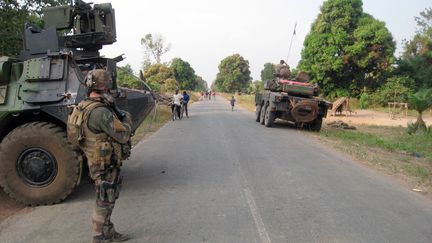 Des troupes françaises contrôlent l'entrée de la ville de Sibut, en Centrafrique, dans le cadre de l'opération Sangaris, le 1er dévrier 2014. (JEAN-PIERRE CAMPAGNE / AFP)