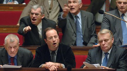 Fran&ccedil;ois Hollande et Jean-Marc Ayrault (&agrave; sa gauche), entour&eacute;s de plusieurs d&eacute;put&eacute;s socialistes, le 30 novembre 2005 &agrave; l'Assembl&eacute;e nationale. (WITT / SIPA)