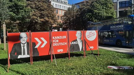 Dans les rues de&nbsp;Munich, une affiche de campagne d'Olaf Scholz proclame "Ceux qui&nbsp;veulent Scholz&nbsp;votent pour le SPD". (SEBASTIEN BAER / FRANCEINFO / RADIO FRANCE)