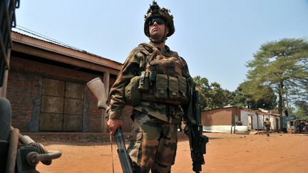 Un soldat fran&ccedil;ais tient un fusil &agrave; pompe confisqu&eacute; &agrave; des pillards, &agrave; Bangui (Centrafrique), le 30 janvier 2014. (ISSOUF SANOGO / AFP)