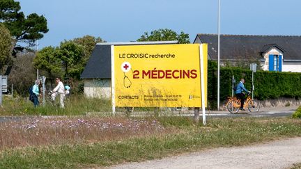 Une pancarte au Croisic (Loire-Atlantique), signalant que la commune recherche deux médecins. (VALERIE DUBOIS / HANS LUCAS / AFP)