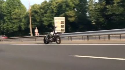 Une vidéo filmée le 28 mai montrait une moto roulant sans pilote sur l'A4 entre le Val-de-Marne et Paris. Elle n'était pas truquée. (Le Parisien)