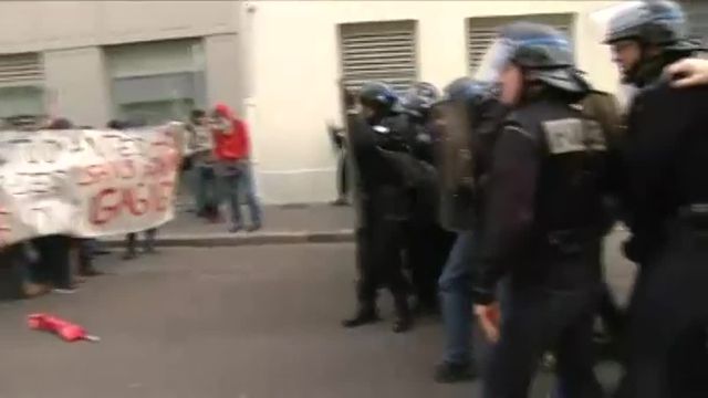 Heurts entre policiers et manifestants à Lyon