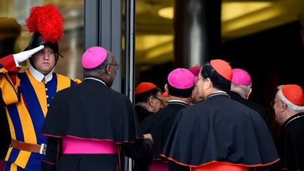 Arrivées des cardinaux et évêques au Vatican participant au synode sur la famille, le 16 octobre 2015. (AFP PHOTO / VINCENZO PINTO)