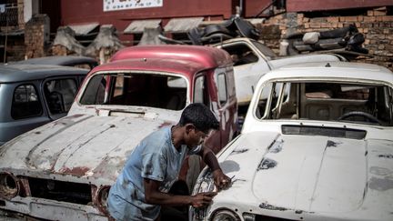 Les pièces originales se font toutefois de plus en plus rares.&nbsp;"Je suggère aux Français de reprendre la production des pièces détachées!", propose le garagiste.&nbsp; (MARCO LONGARI / AFP)