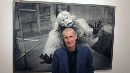 Michel vanden Eeckhoudt devant une de ses photographies
 (DR)