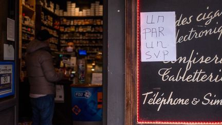 Le premier jour de l'obligation de confinement, dans un bureau de tabac, le 17 mars 2020, à Paris.&nbsp; (VIRGINIE MERLE / HANS LUCAS)