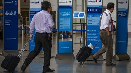 Des passagers de Malaysia Airlines, le 28 ao&ucirc;t 2014, &agrave; l'a&eacute;roport de Kuala Lumpur (Malaisie). (MOHD RASFAN / AFP)