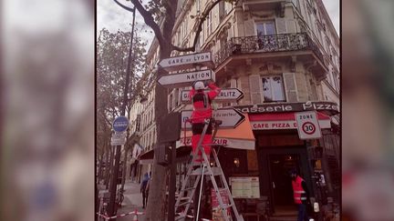 Implantés dans la ville de Paris depuis des décennies, certains panneaux directionnels sont retirés des trottoirs. Une décision liée à la hausse d'utilisation des GPS et pour une meilleure organisation urbaine. (CAPTURE ECRAN FRANCE 2)