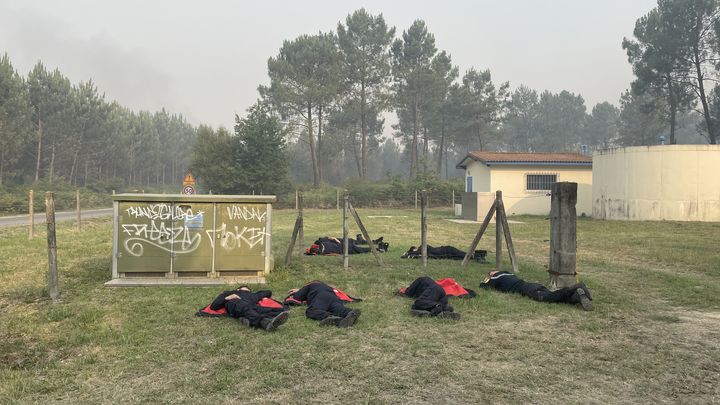 Pompiers au repos dans la "zone interdite" près de Louchats, en Gironde, cet été.&nbsp;
 (MARIE ROUARCH / RADIO FRANCE / FRANCE BLEU)