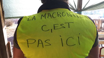 Un "gilet jaune" mobilisé à&nbsp;Carspash&nbsp;(Haut-Rhin), le&nbsp;4 décembre 2018. (PATRICK GENTHON / RADIO FRANCE)