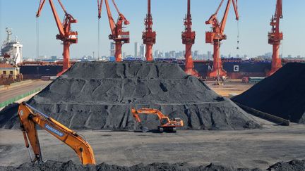 Des stocks de charbon sur le port de Yantai (Chine), le 29 novembre 2024. (CFOTO / NURPHOTO / AFP)