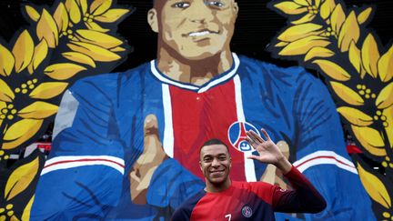 Kylian Mbappé célébré par les supporters du Parc des Princes, le 12 mai 2024 à Paris.