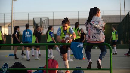 Des joueuses de football se préparent pour une séance d'entraînement dans un centre sportif  près de Séville, le 22 mars 2019 (CRISTINA QUICLER / AFP)