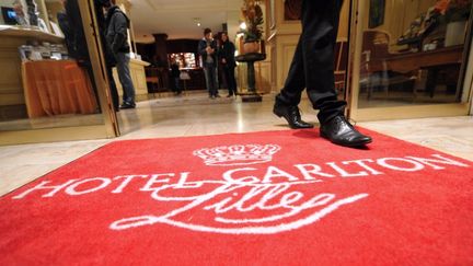 L'entr&eacute;e de l'h&ocirc;tel du Carlton de Lille (Nord), dont des dirigeants sont pris dans une affaire de prox&eacute;n&eacute;tisme, le 17 octobre 2011. (PHILIPPE HUGEN / AFP)