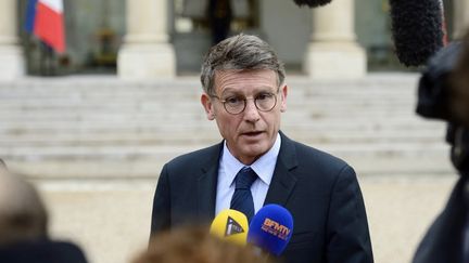 Vincent Peillon s'exprime &agrave; l'issue du Conseil des ministres, mercredi 16 octobre 2013, dans la cour de l'Elys&eacute;e (Paris). (ERIC FEFERBERG / AFP)