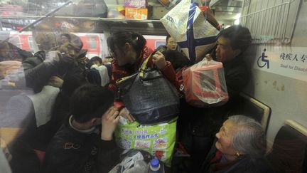 Une rame de train bond&eacute;e &agrave; Hefei (Chine), le 4 f&eacute;vrier 2013. (JIANAN YU / REUTERS)