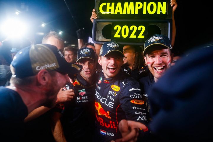 Max Verstappen célèbrant son deuxième titre de champion du monde de Formule 1 à l'issue du Grand Prix du Japon, le 9 octobre 2022. (ANTONIN VINCENT / DPPI via AFP)