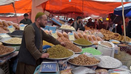 Un vendeur sur un marché de Kaboul, le 12 mai 2021, en Afghanistan. (WAKIL KOHSAR / AFP)