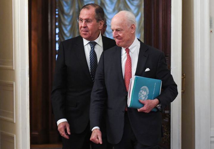 L'envoyé spécial de l'ONU pour la Syrie,&nbsp;Staffan de Mistura, précède le ministre russe des Affaires étrangères, Sergueï Lavrov, le 29 mars 2018, lors d'une rencontre à Moscou (Russie). (YURI KADOBNOV / AFP)