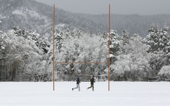 Un terrain de rugby de la région de Krasnoïarsk (Sibérie), après de fortes chutes de neige, le 3 mai 2017. (ILYA NAYMUSHIN / X01151)