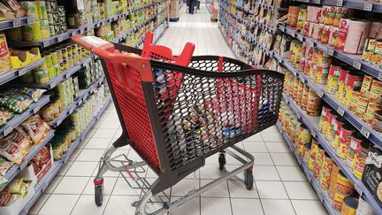 Un chariot de courses dans un supermarché, en novembre 2022 (photo d'illustration). (MOURAD ALLILI / MAXPPP)