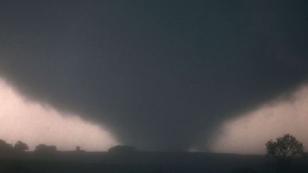 L'une des tornades du 31 mai 2013 photographi&eacute;e &agrave; El Reno, Oklahoma (Etats-Unis). (CHRIS MACHIAN / SIPA / AP)