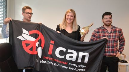 Les membres de la Campagne internationale pour l'abolition des armes nucléaires (ICAN) espèrent que le Prix Nobel 2017 va permettre de mettre ce sujet sur le devant de la scène à tous les échelons (FABRICE COFFRINI / AFP)