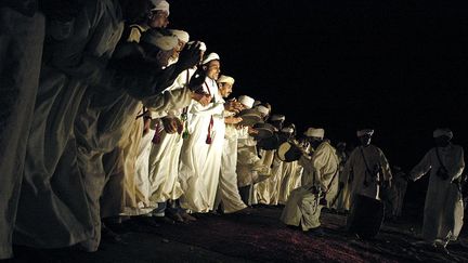 Un groupe de musiciens berbères se produit lors du Moussem de Tan-Tan, manifestation culturelle consacrée aux tribus nomades du sud du Maroc. Il en existe bien d’autres au Maroc, comme le célèbre festival de musiques sacrées du monde de Fès, le festival Gnaoua ou le festival Mawazine. Partout dans le monde, des pays organisent ce type de rassemblements populaires où se côtoient culture et fête. Aujourd’hui, même la Chine offre ce genre de festivités dont le grand festival Strawberry Music de Pékin en est le meilleur exemple.
 
 
 
 (AFP/Maximilien Lamy)