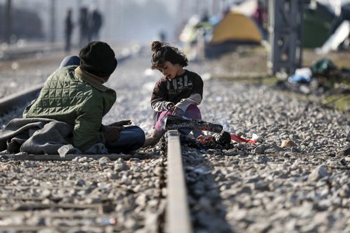 Une enfant jouant sur des rails près d'un camp de réfugiés situé à la frontière gréco-macédonienne, non loin de la localité d'Idomeni (Grèce) (REUTERS - Alkis Konstantinidis)