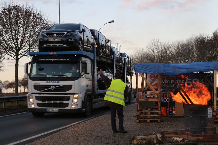 Un "gilet jaune" d'Albert (Somme) répond au coup de klaxon d'encouragement d'un chauffeur routier,&nbsp;le 4 décembre 2018. (BENOIT ZAGDOUN / FRANCEINFO)