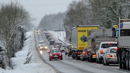 Des voitures ralenties par la neige vers Viriat (Ain), le 18 décembre 2017. (MAXPPP)