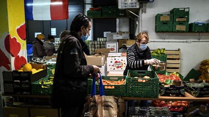 Une distribution d'aide alimentaire&nbsp;des "Restos du Coeur" à Paris, le 13 octobre 2020. (CHRISTOPHE ARCHAMBAULT / AFP)