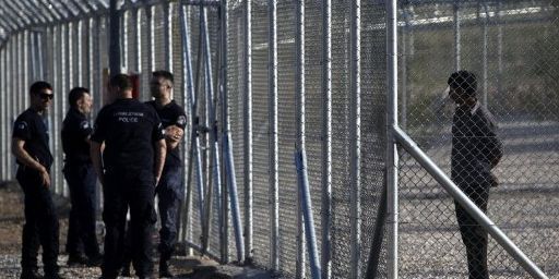 Camp de «rétention» pour immigrants illégaux en Grèce, près d'Athènes (avril 2012) (ANGELOS TZORTZINIS / AFP)